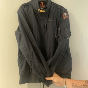 Parajumper jacka  - Ny pris 5.200kr  Svart Parajumpers jacka fire spring masterpiece jacket black. Använd 2 gånger men säljer för att den är för stor. Storlek m.