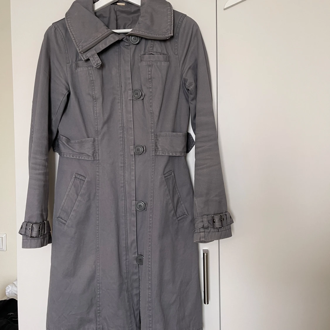 Grå trenchcoat med bältdetaljer - 3