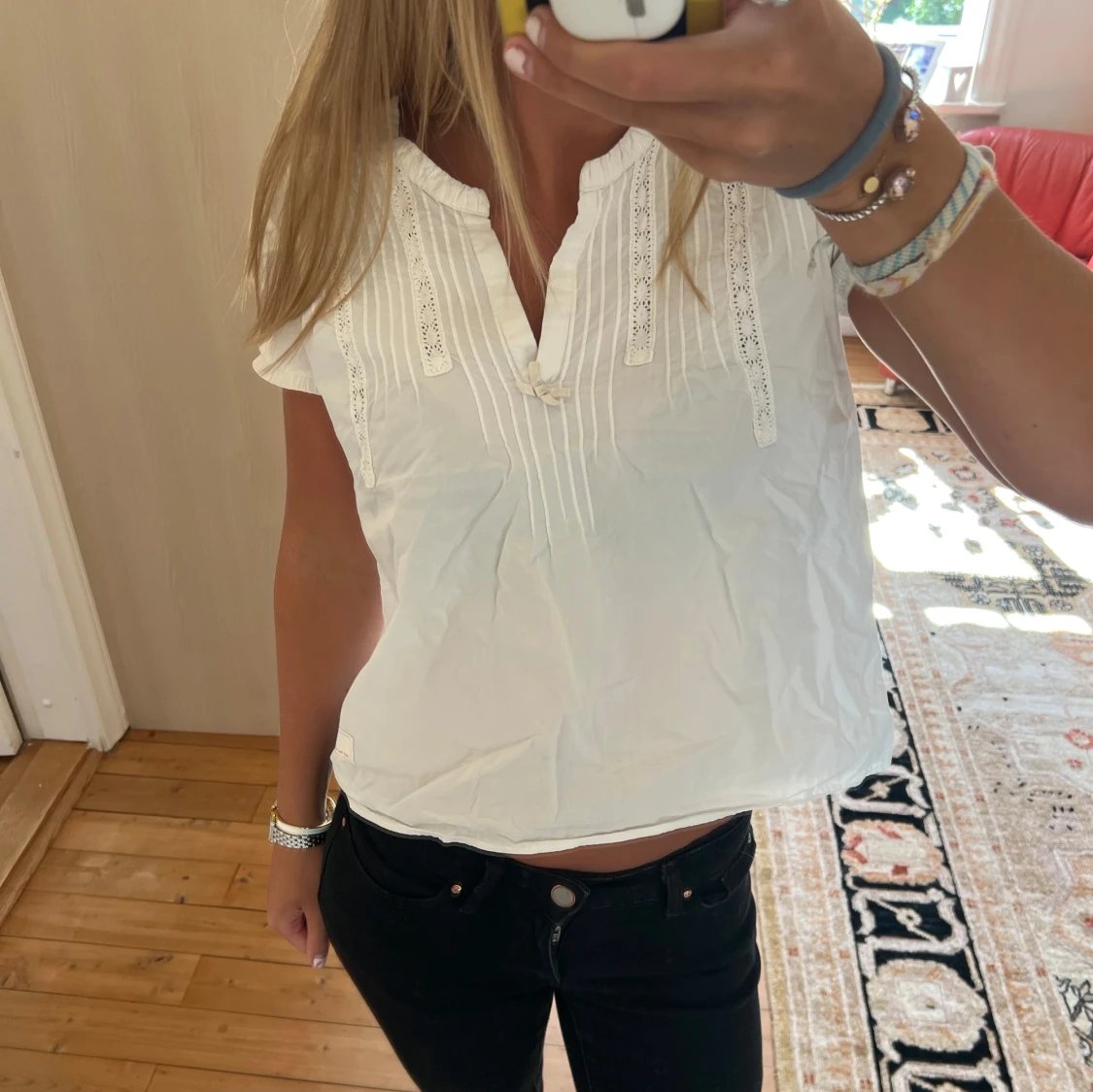 Vit blus med spetsdetaljer - 1