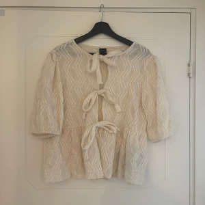 Gina Tricot Blus - Fin blus från Gina Tricot i storlek 40. Passar även dig som har storlek 36 och 38. Använd en gång. 