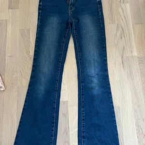 Blå bootcut jeans  - Bootcut jeans med högre midja perfekta att sy om eller bara använda dem som de är. Knappast använda 