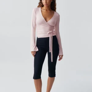 Ljusrosa wrap around  - Säljer den virala wraparond tröjan från Gina. Slutsåld överallt. Jätte skönt material och väldigt stretchig. Tvär har den lite smuts på insidan av den men syns inte när man har den på sig. 