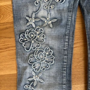 Unika jeans - Coola lågmidjade jeans från R-ping. Köptes på Vinted. I storlek 29, så passar en s. 