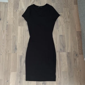 Svart kortärmad klänning från Sister -  svart klänning från FB Sister i storlek S. 