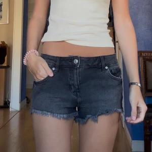 Svarta jeansshorts  - Snygga låga jeansshorts!
