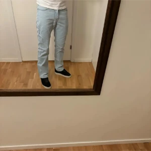 Lee Jeans - Lee jeans straight leg i storlek 30/32. Personen på bilden är 182