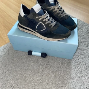 Philippe Model Trpx Navy Blue  - Philippe Model TRPX sneakers i helt ok skick. Kvitto från Miinto.se finns (nypris 2900 kr). Helt nya Navy blue extra skosnören medföljer. Använda men fortfarande fräscha.                         ALLT OG⚠️❗️