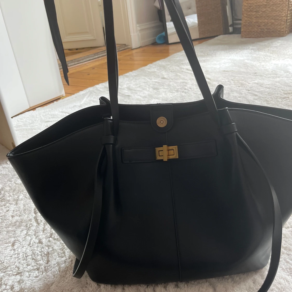 Svart axelväska i skinn med gulddetalj