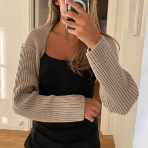 Beige bolero - Bolero från H&M. Strl XS