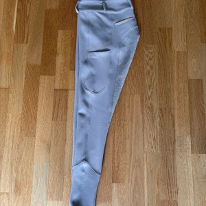 Beiga ridbyxor från ZacZess, strl XS - Snygga beiga ridbyxor från ZacZess i storlek XS