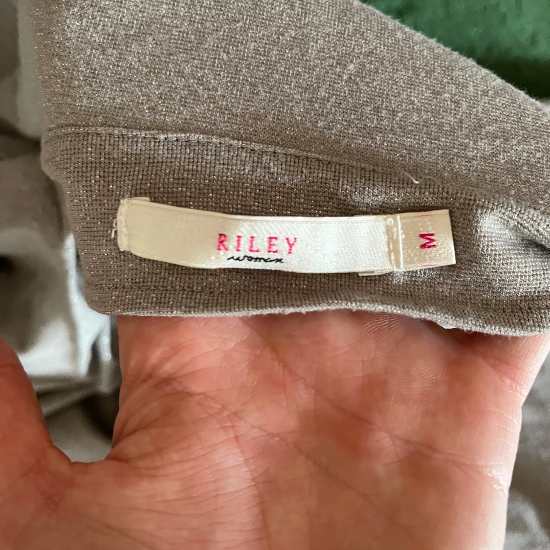 Glittrig kortklänning från Riley - 2