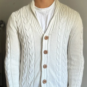 stickad cardigan från Jack and Jones   - Säljer den här svin snygga stickade cardiganen från Jack and Jones  i storlek M men passar även S, tröjan är riktigt skön och snygg. Priset är inte fast utan kan diskuteras!