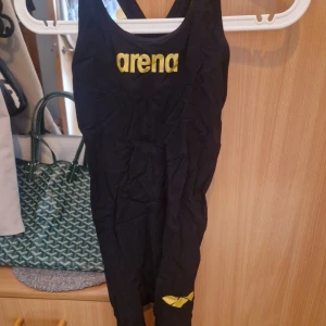 Arena Tävlingsbaddräkt - Modell: Air                                                                         Storlek S, helsvart, stängd rygg 