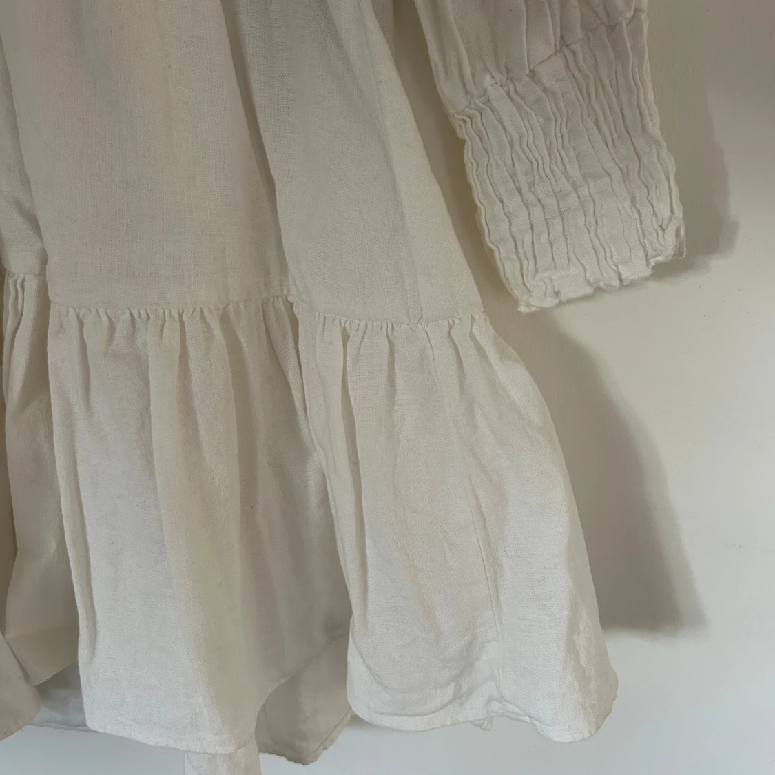 Vit klänning med v-ringning från Zara - 2