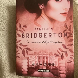 Familjen Bridgerton: En oundviklig längtan - Upptäck romantik och drama i 1800-talets England med Bridgerton! Perfekt för dig som älskar kärlek, hemligheter och spännande relationer. Boken är del av den populära serien som även finns som Netflix-serie. En modern klassiker för unga vuxna!