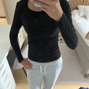 Svart långärmad tight tröja - Säljer en svart långärmad tröja med tight passform. Tröjan har rund hals och är enkel i designen och är i storleken XS. 