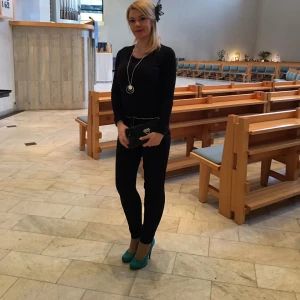 Svarta mjukisbyxor med snörning - Svarta jumpsuit med smal passform och dragsko i midjan. Byxorna har en enkel och stilren look, perfekta för en chill och avslappnad stil. Materialet är mjukt och stretchigt för extra komfort.