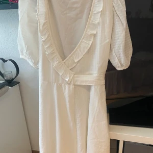 Vit omlott klänning  - Säljer nu mina omlott klänning då den aldrig kommer användas💕 använd en gång sen aldrig mer i väldigt fint skick💕  Storlek xxs💕