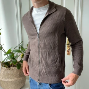 Massimo dutti full zip  - 9/10 skick. Skönt material, gillar tecksturen. Modellen är 180,75 kg och bär M. Inga defekter, kom med frågor 🙌