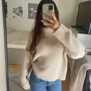 Tröja med krage  - Säljer denna jättefina tröja då den tyvärr inte kommer till användning längre. Endast använd ett fåtal gånger!🌸