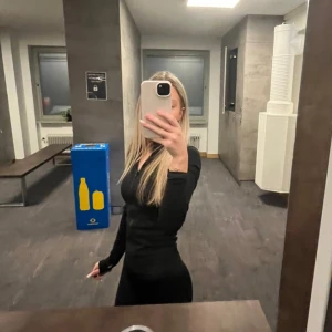 Svart träningströja  - säljer denna skitsnygga träningströjan då den ej kommer till användning mer! tröjan har fåtal defekter 