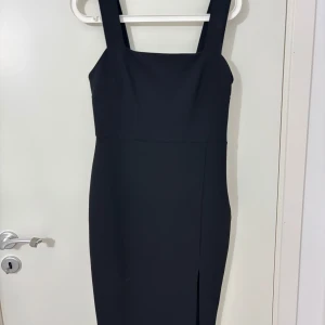 Svart långklänning med slits - Snygg svart långklänning. Köpt för ca 600 svenska kronor men säljes för 420kr . Bra kvalité🌟