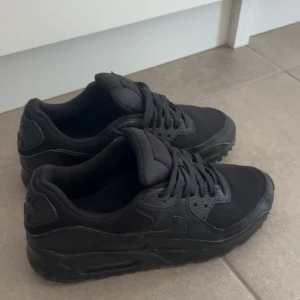Svarta Nike Air Max sneakers - Säljer ett par helsvarta Nike Air Max sneakers i storlek 38. 