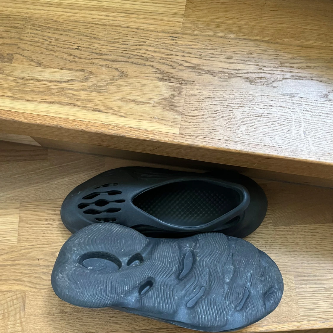 Svarta Yeezy Foam Runner - 2