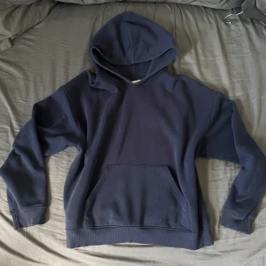 Marinblå hoodie - Säljer en marinblå hoodie från Gina Tricot. Hoodien är använd men har inga tydliga tecken på användning, förutom en liten slitning vid halsen (se på sista bilden). Skriv till mig vid funderingar💗