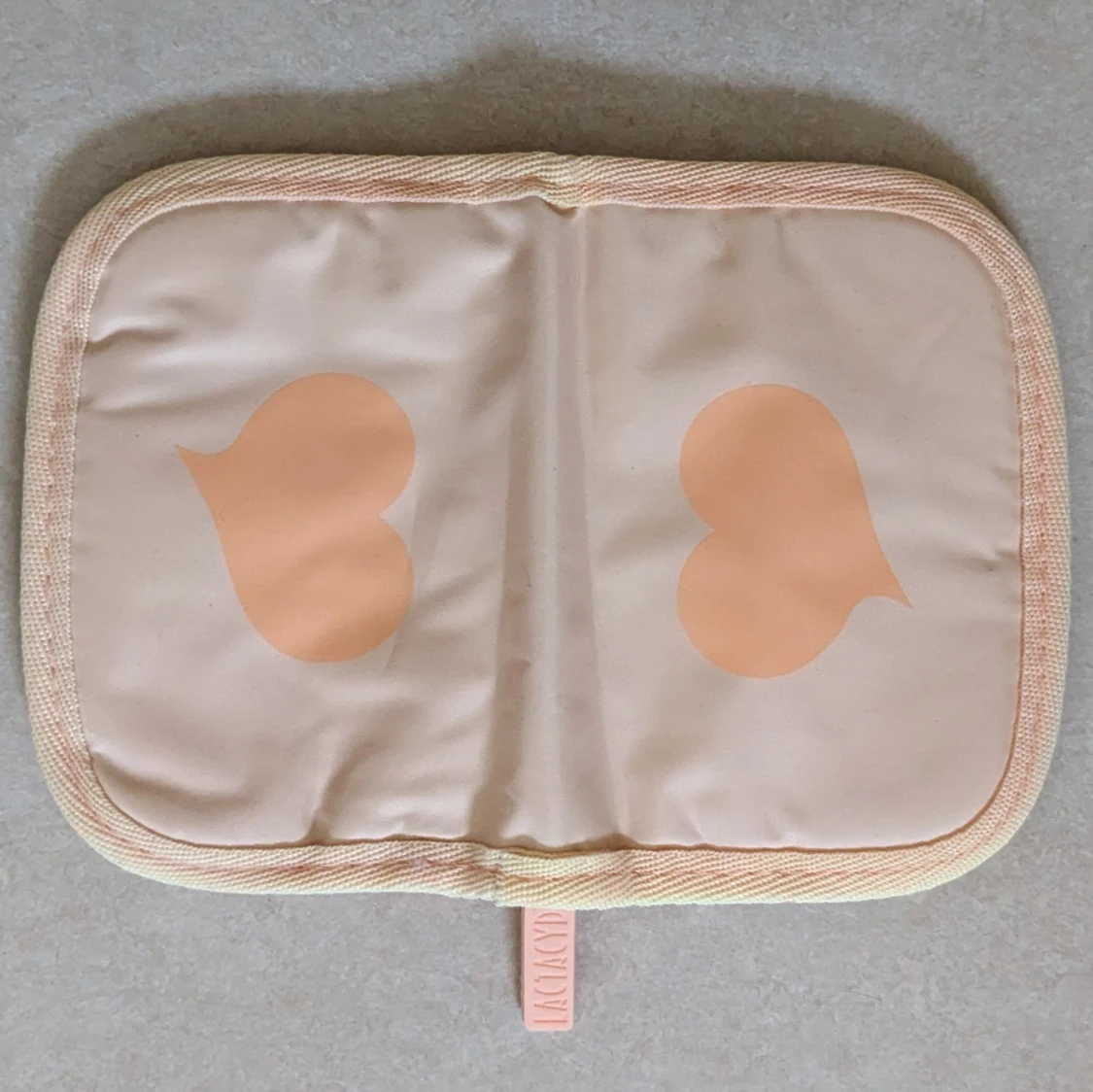 Liten beige necessär med hjärtan  - 3