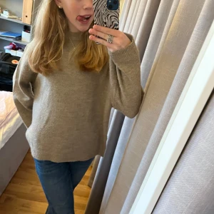 Beige stickad tröja från lager 157 XS - Säljer en beige stickad tröja från lager 157 i storlek XS. Tröjan har en rund halsringning, långa ärmar och ribbade muddar vid hals, ärmslut och nederkant. Perfekt för dig som gillar en enkel och chill stil med loose passform.