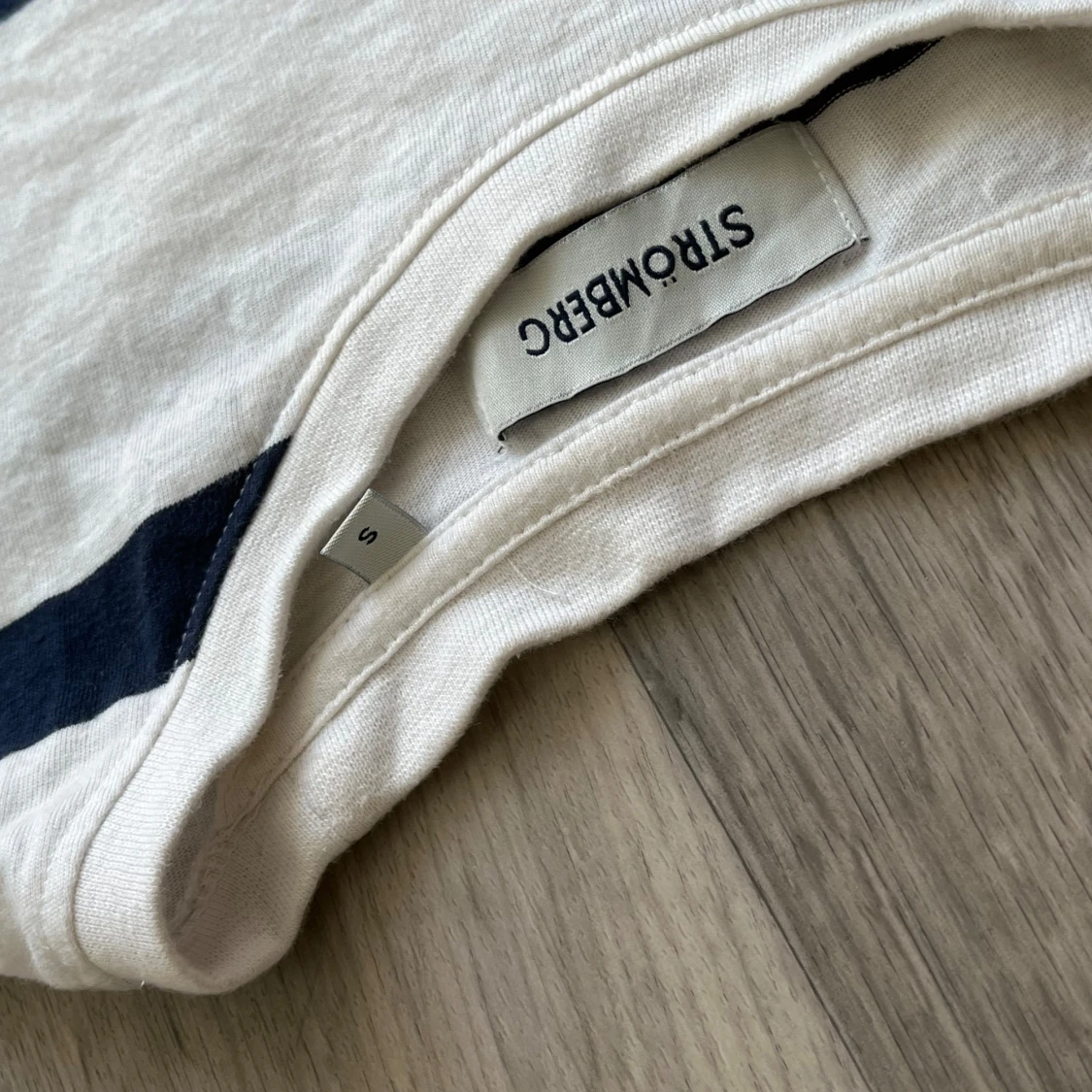 Vit randig t-shirt från Stromberg - 1