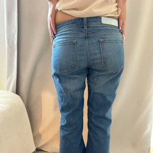 Blå bootcut jeans  - Snygga blå jeans med klassisk bootcut-passform och låg midja.