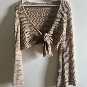 Tröja beige  - Stickad superfin tröja med vida armar och som man kan knyta framme. Super fin beige färg!🤍