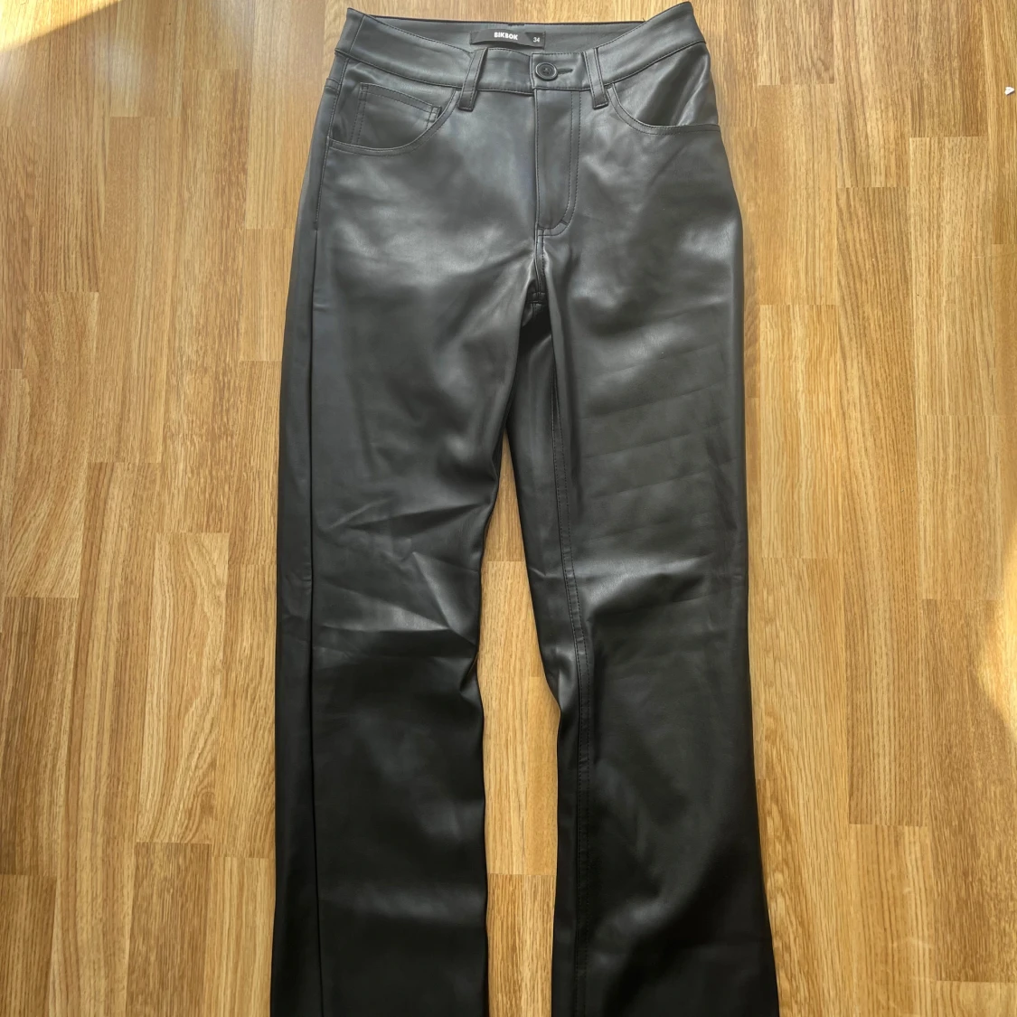 Svarta skinnbyxor från BikBok