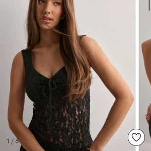 Svart spetslinne med knyt fram - Säljer den här jätte fina toppen från Nelly, helt ny bara testad. Säljer pågrund av att den inte passa just min byst. Jag skickar mer bilder vid intresse 💗🫶🏼 nypris 299.