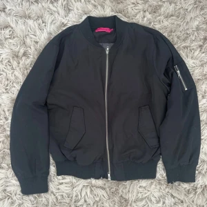 Svart bomberjacka med dragkedja - Bomber jacka från Boohoo i storlek s/m