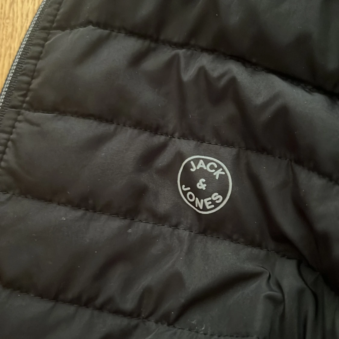 Svart hybridjacka med huva från Jack and Jones - 2