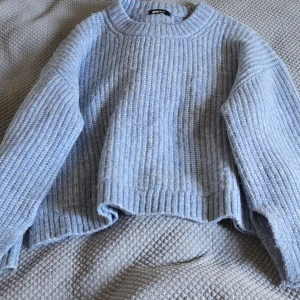 Ljusblå stickad tröja Gina Tricot - Supermysig ljusblå stickad tröja från Gina Tricot i storlek L men passar också M. Tröjan har ribbad struktur, rund hals och långa ärmar. Tröjan är nästan ny! Skön stickad tröja som passar perfekt till jeans och nu till hösten! Skriv om du är intresserad eller har några frågor! Pris kan diskuteras! 