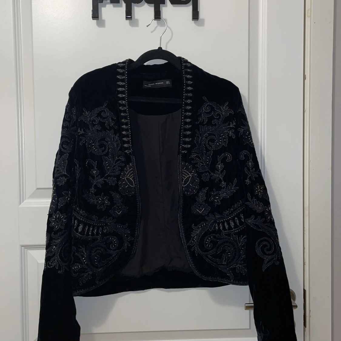 Svart broderad kavaj från Zara Woman