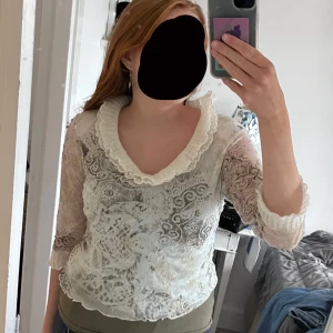 Vit y2k blus med volangkrage - Romantisk vit blus från Oui Moments med v-ringning och bred krage. Oanvänd-använd 1-2 gånger! Super fin🫶🏼Kommer från rökfritt hem och har ej hund som fäller🫶🏼skulle säga att den sitter som en stor S eller liten M