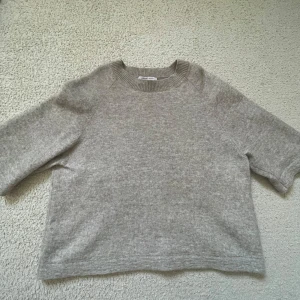 & other stories stickad tröja - jätte fin stickad tröja från other stories, ser helt ny ut😍 använt några gånger men inget som syns direkt. säljer på grund av att ja inte använder så mycket, om ni har några frågor så är de bara att skriva❤️