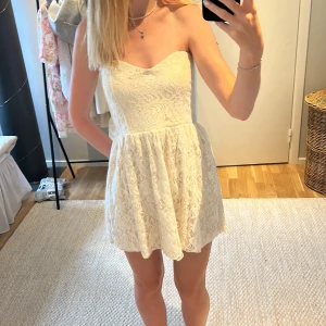 Vit off shoulder spetsklänning  - Perfekt som studentklänning! Aldrig använd så i superfint skick, den har en silikon rem så den inte glider ner vid bysten💕 passar s/xs