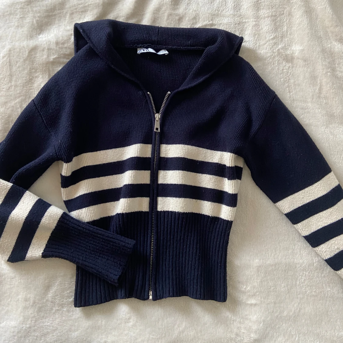 Marinblå och vit randig kofta från Zara - 1