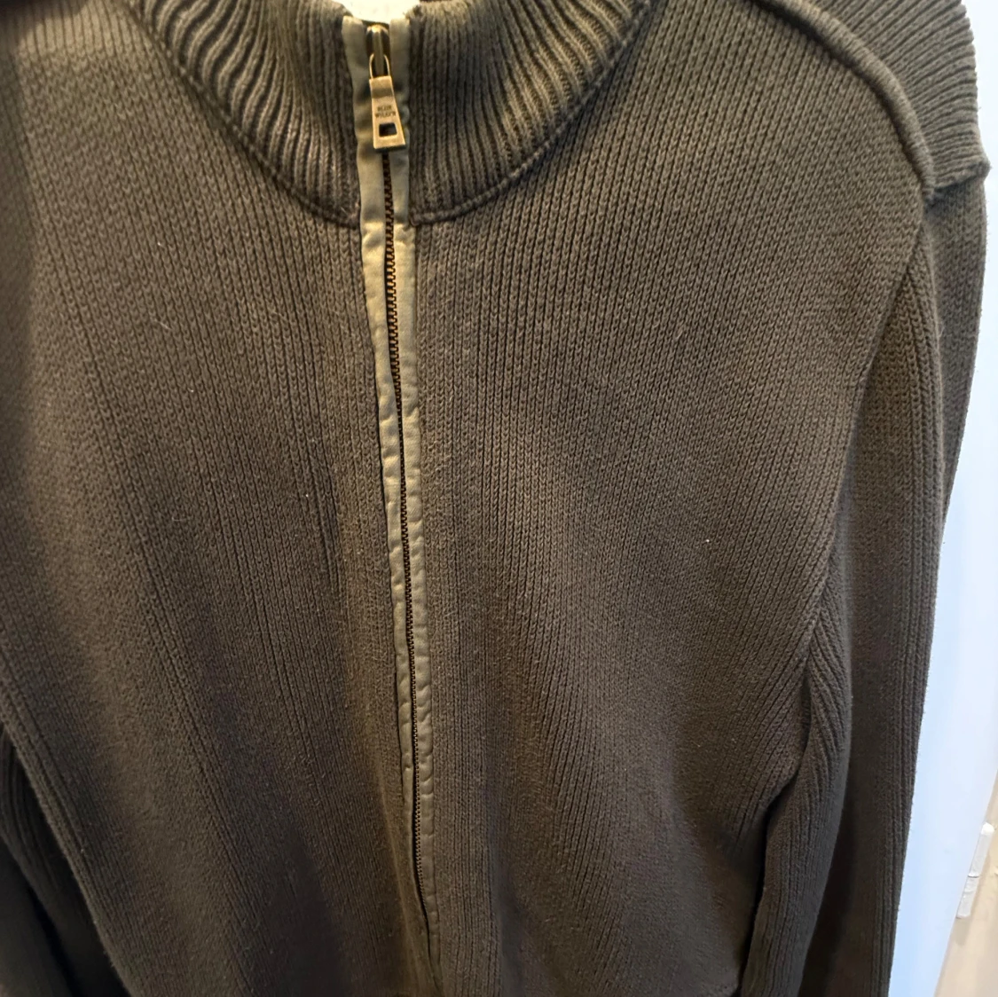 Olivgrön stickad kofta med dragkedja - 1