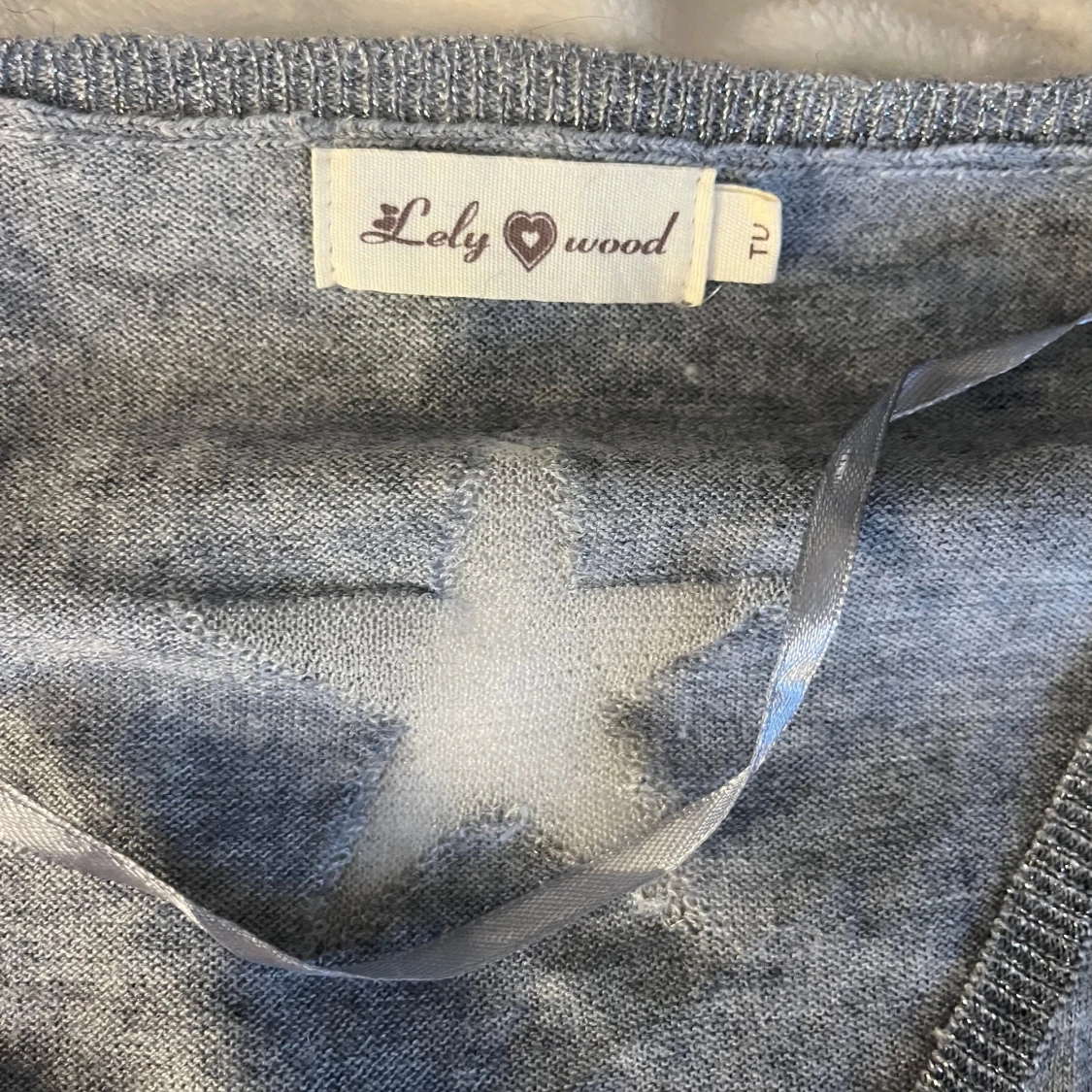 Grå stickad tröja med stjärna Lely Wood - 1