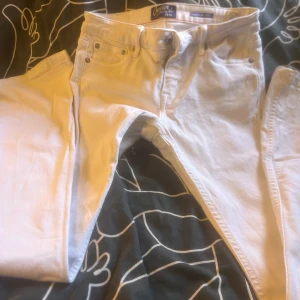 Vita bootcut jeans från Crocker - Snygga vita jeans från Crocker i modellen Pep! Boot. Byxorna har klassisk femficksdesign, bootcut-ben och normal passform. Tillverkade i ett mjukt bomullstyg med stretch för extra komfort. Perfekta för dig som gillar en clean och fräsch look. De är också lågmidjade 