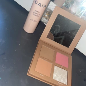 CAIA ansiktspalett & setting spray - Säljer en CAIA ansiktspalett med fyra puder: contour i kallbrun, bronzer i varmbrun, rouge i rosa och highlighter i skimrande champagne. Paletten har spegel. Medföljer CAIA That Extra Hour setting spray i ljusrosa flaska med silverdetalj. Inte så andvänd. Blev fel färger till mig och känner att jag kan få lite pengar för den här. Då jag redan bytt mot en annan!