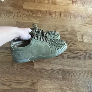 Olivgröna Christian Louboutin skor - Tja säljer mina louboutins som är i storlek 44. De har en unik jätte snygg olivgrön färg. En dustbag följer med. Pris kan diskuteras vid snabb affär.