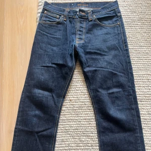 Nudie Jeans Average Joe 32/30 mörkblå - Mörkblå jeans från Nudie Jeans, modell Average Joe. Jeans i bra skick och har knappt använts. Priset kan diskuteras.